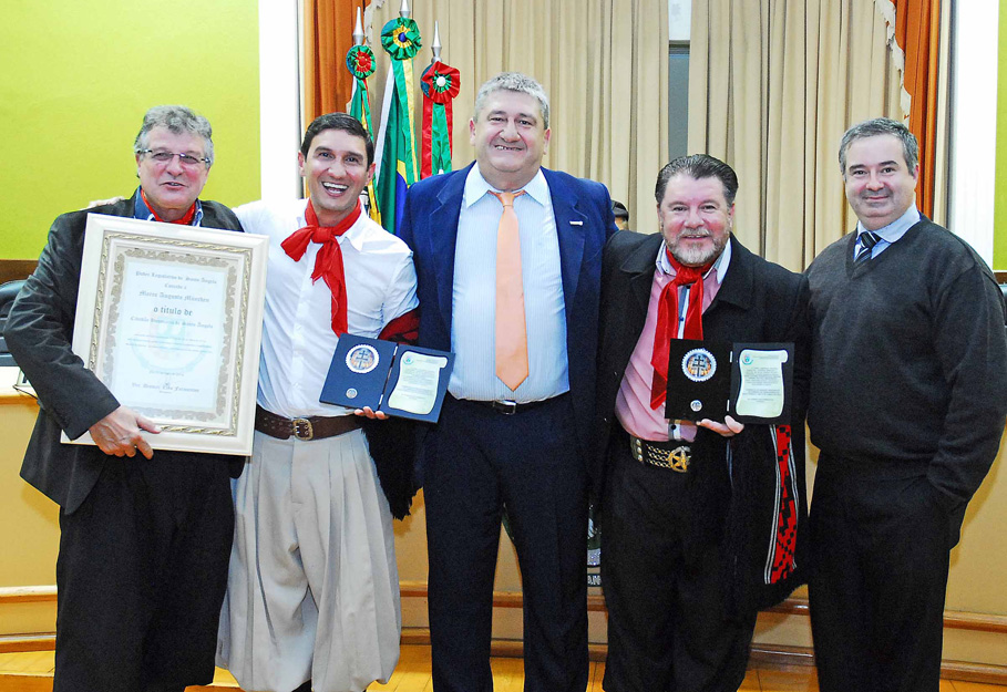 Legislativo de Santo Ângelo presta homenagem a três importantes artistas missioneiros