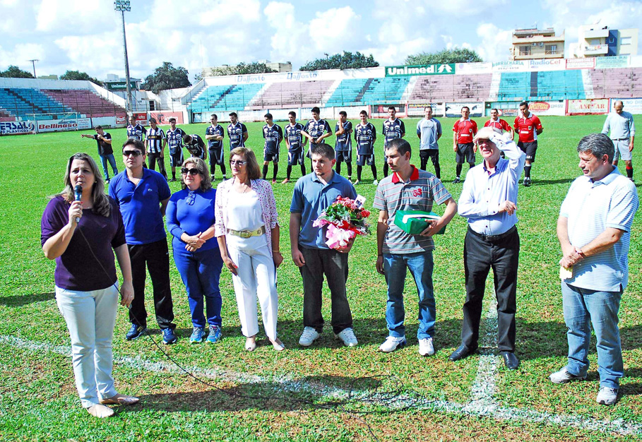 Familiares de João de Deus recebem homenagem durante abertura do Campeonato Municipal de Futebol de Campo