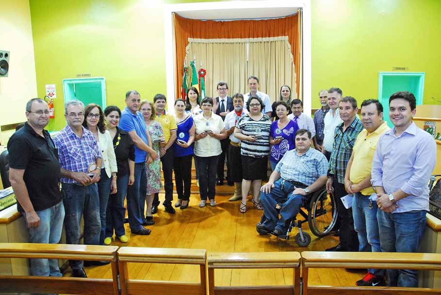 Legislativo entrega medalha "Mérito Funcional" para servidores municipais