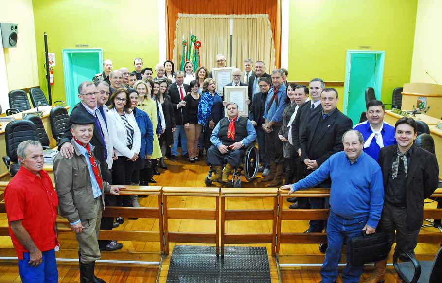 Títulos de Cidadania são concedidos durante solenidade no Legislativo Municipal