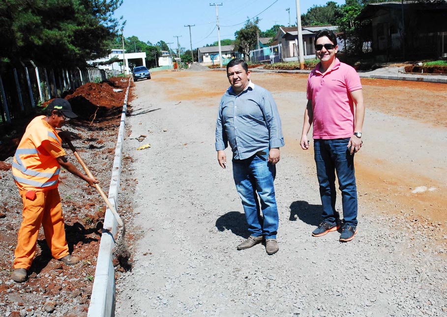 Vereadores acompanham obras no Bairro Garibaldi Carrera Machado 