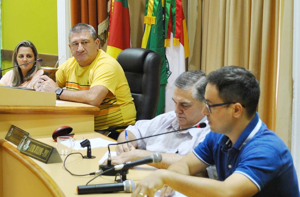 Em sessão extraordinária, vereadores aprovam LOA e PL que autoriza a utilização de R$ 1,2 milhão para pagamento do 13º salário dos servidores municipais