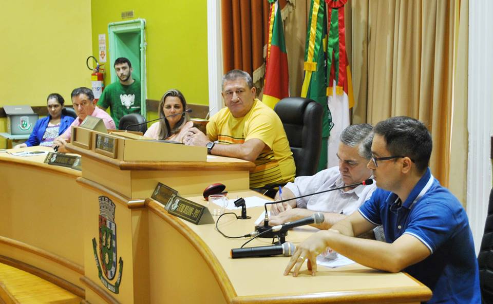 Em sessão extraordinária, vereadores aprovam LOA e PL que autoriza a utilização de R$ 1,2 milhão para pagamento do 13º salário dos servidores municipais