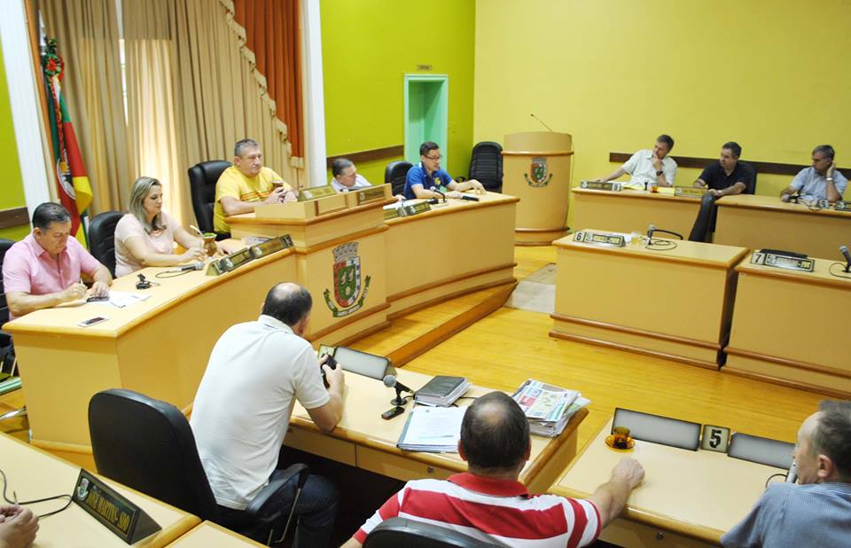 Em sessão extraordinária, vereadores aprovam LOA e PL que autoriza a utilização de R$ 1,2 milhão para pagamento do 13º salário dos servidores municipais