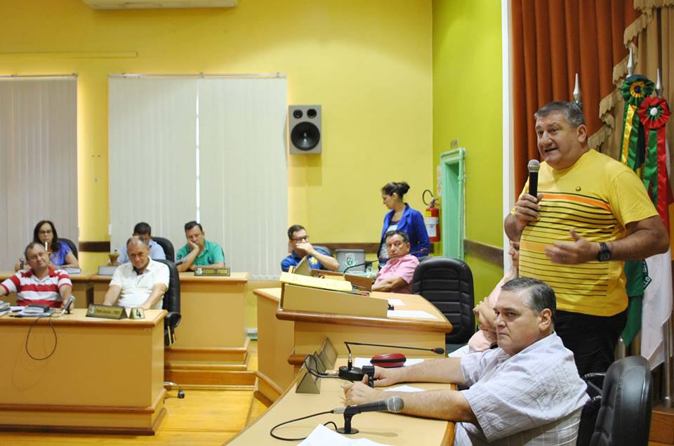 Em sessão extraordinária, vereadores aprovam LOA e PL que autoriza a utilização de R$ 1,2 milhão para pagamento do 13º salário dos servidores municipais