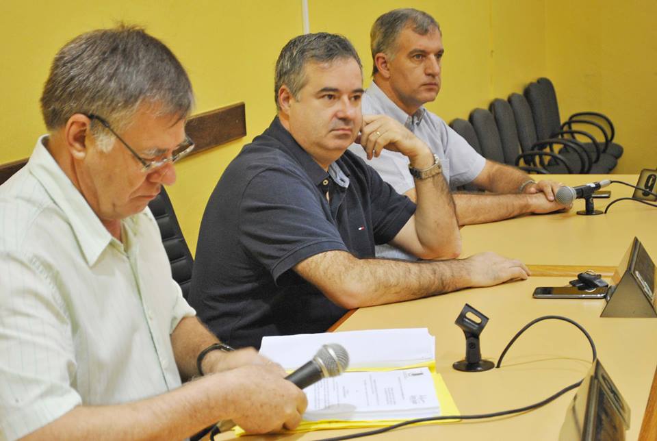 Em sessão extraordinária, vereadores aprovam LOA e PL que autoriza a utilização de R$ 1,2 milhão para pagamento do 13º salário dos servidores municipais