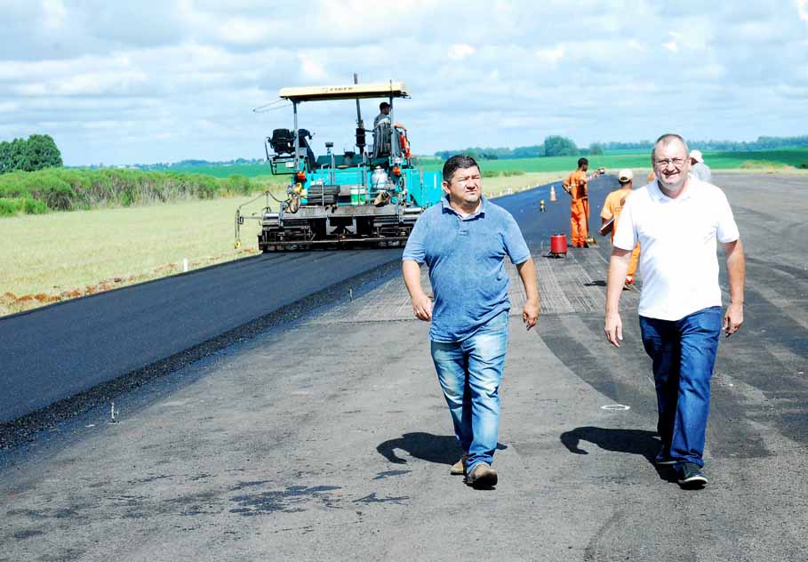 Comitiva acompanha o andamento das obras no Aeroporto de Santo Ângelo