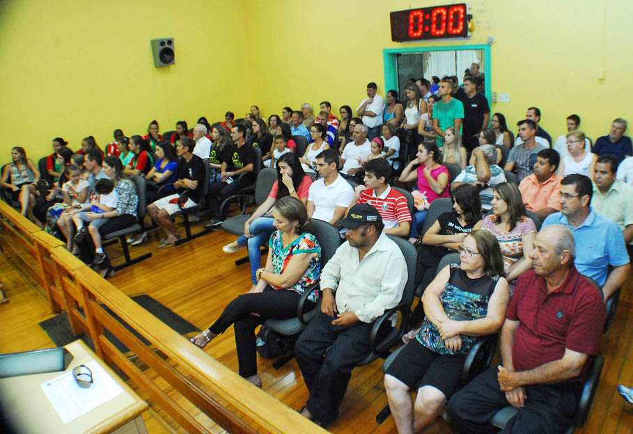 Atletas de várias modalidades foram homenageados pelo Legislativo