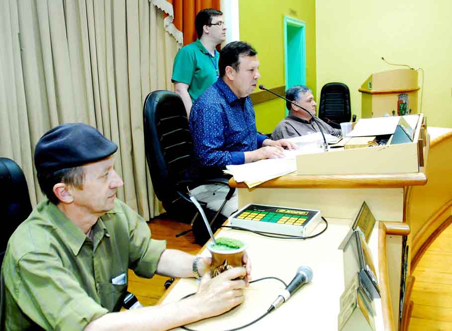 Poder Legislativo aprova PL que congela salário de vereadores até 2020