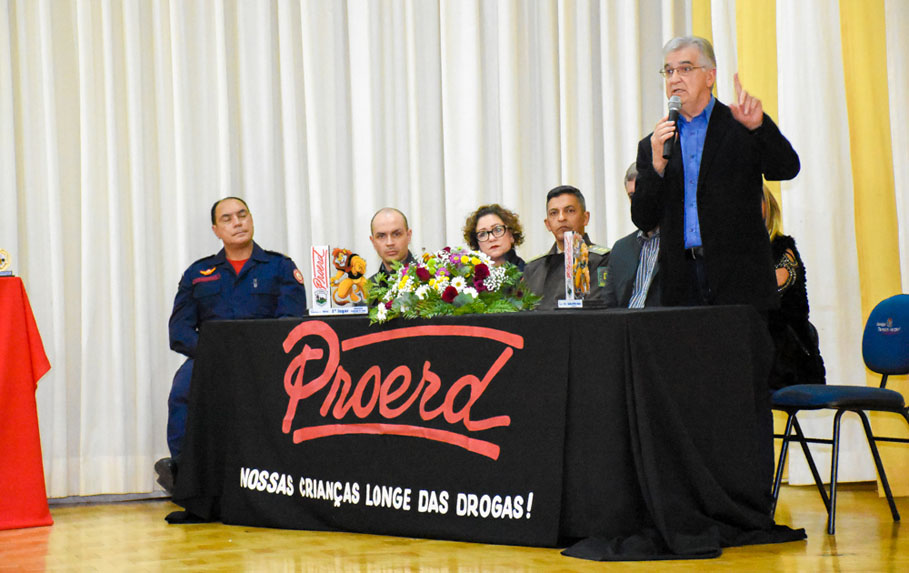 Câmara acompanha a formatura das 526 crianças no Programa Educacional de Resistência as Drogas e Violência