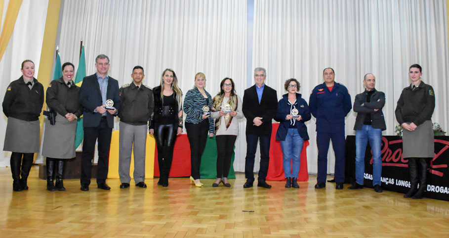 Câmara acompanha a formatura das 526 crianças no Programa Educacional de Resistência as Drogas e Violência