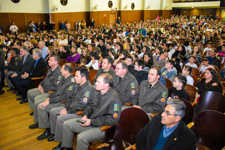 Câmara acompanha a formatura das 526 crianças no Programa Educacional de Resistência as Drogas e Violência