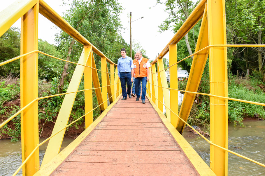 Vereador Vando Nolasco verifica junto à comunidade os resultados das obras no bairro Meller Norte