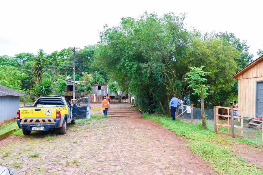 Vereador Vando Nolasco verifica junto à comunidade os resultados das obras no bairro Meller Norte