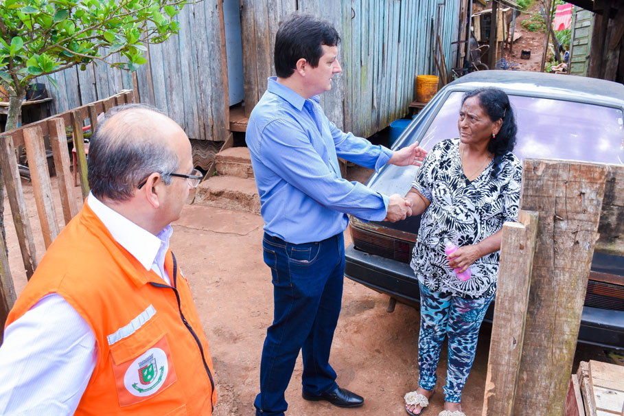 Vereador Vando Nolasco verifica junto à comunidade os resultados das obras no bairro Meller Norte