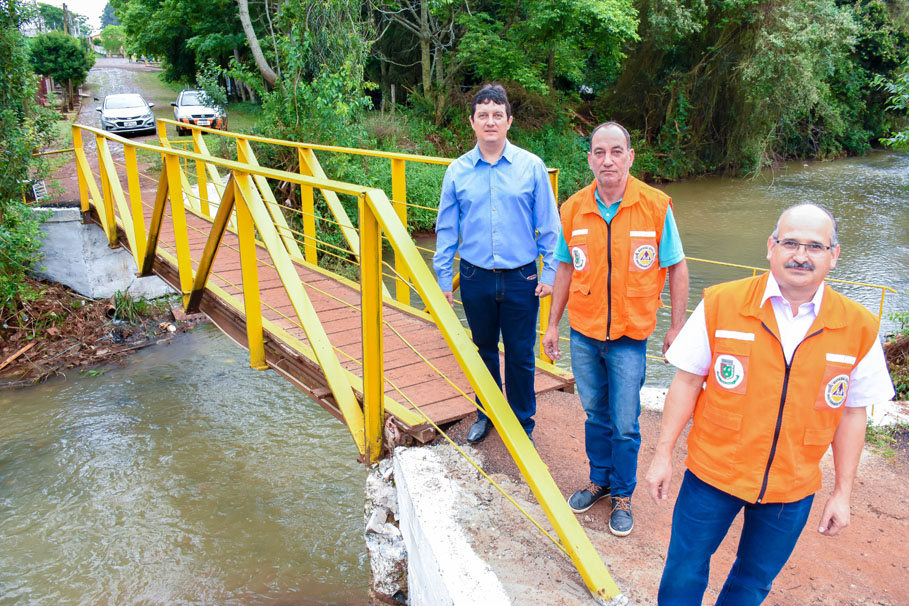 Vereador Vando Nolasco verifica junto à comunidade os resultados das obras no bairro Meller Norte