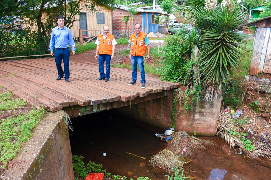 Vereador Vando Nolasco verifica junto à comunidade os resultados das obras no bairro Meller Norte