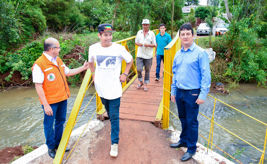 Vereador Vando Nolasco verifica junto à comunidade os resultados das obras no bairro Meller Norte