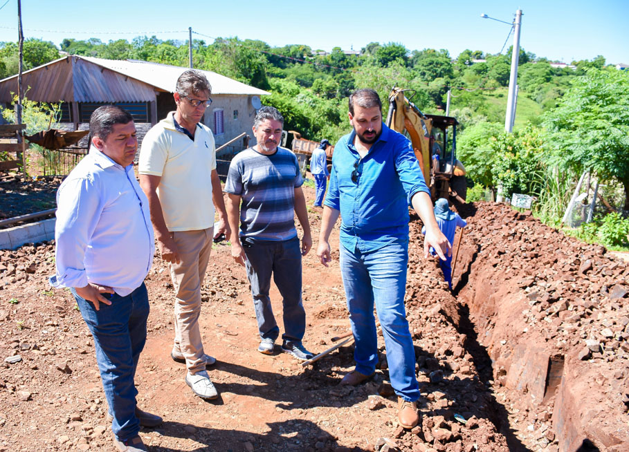Presidente da Câmara e ex-secretário de Habitação, Everaldo de Oliveira, acompanha instalação de rede de água no Bairro Neri Cavalheiro