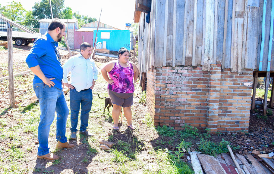 Presidente da Câmara e ex-secretário de Habitação, Everaldo de Oliveira, acompanha instalação de rede de água no Bairro Neri Cavalheiro