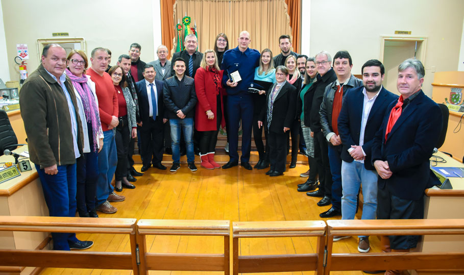 Câmara concede “Ordem da Cruz Missioneira”, ao atleta santo-angelense, Leonardo Klassmann Waszkiewicz