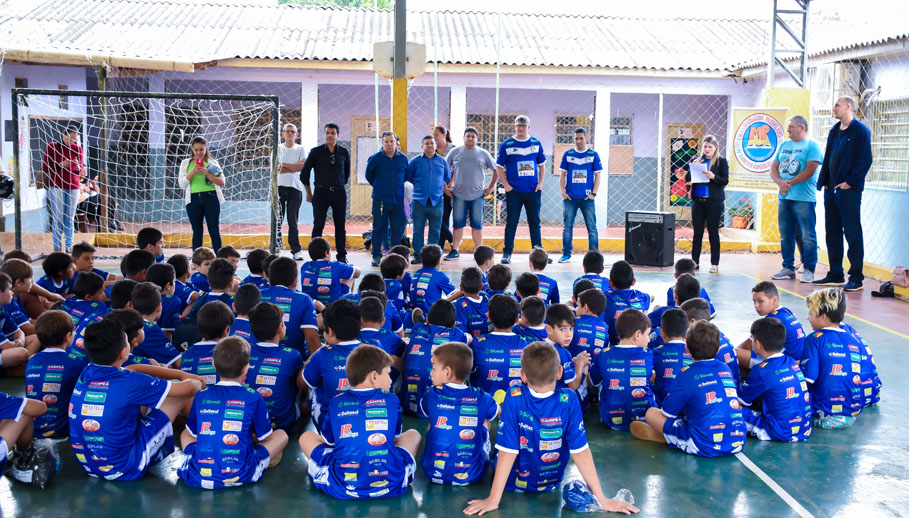 Legislativo acompanha entrega de novos uniformes a crianças do projeto social da ASAF 