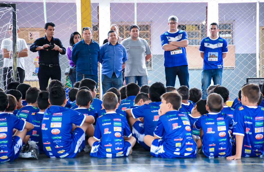 Legislativo acompanha entrega de novos uniformes a crianças do projeto social da ASAF 