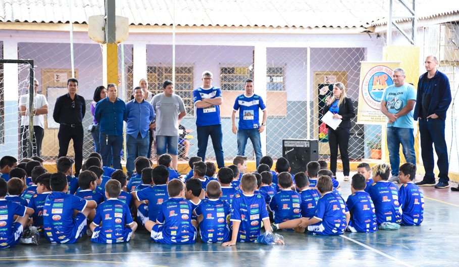 Legislativo acompanha entrega de novos uniformes a crianças do projeto social da ASAF 
