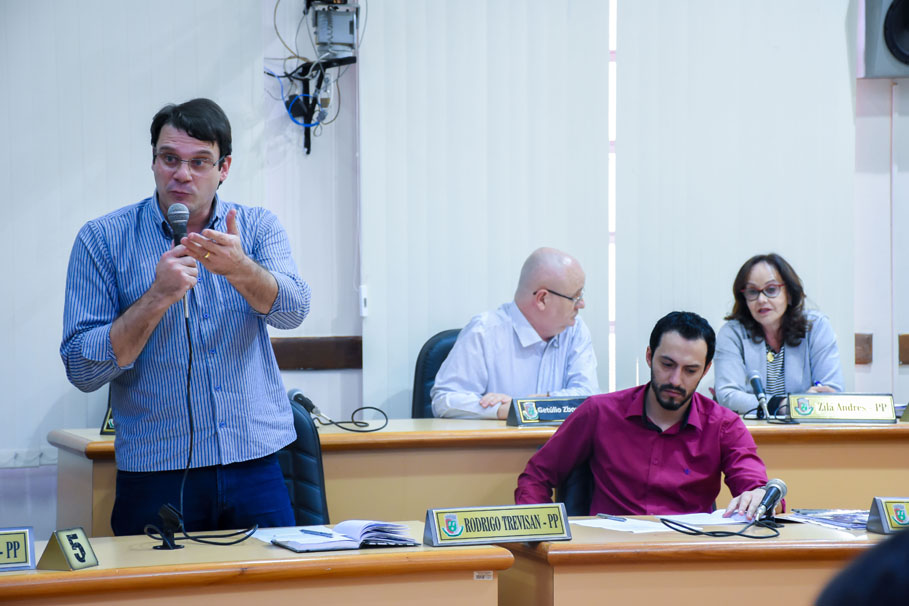 Vídeos publicados em redes sociais e sites do Poder Executivo e Legislativo Municipal deverão ter tradução simultânea em libras