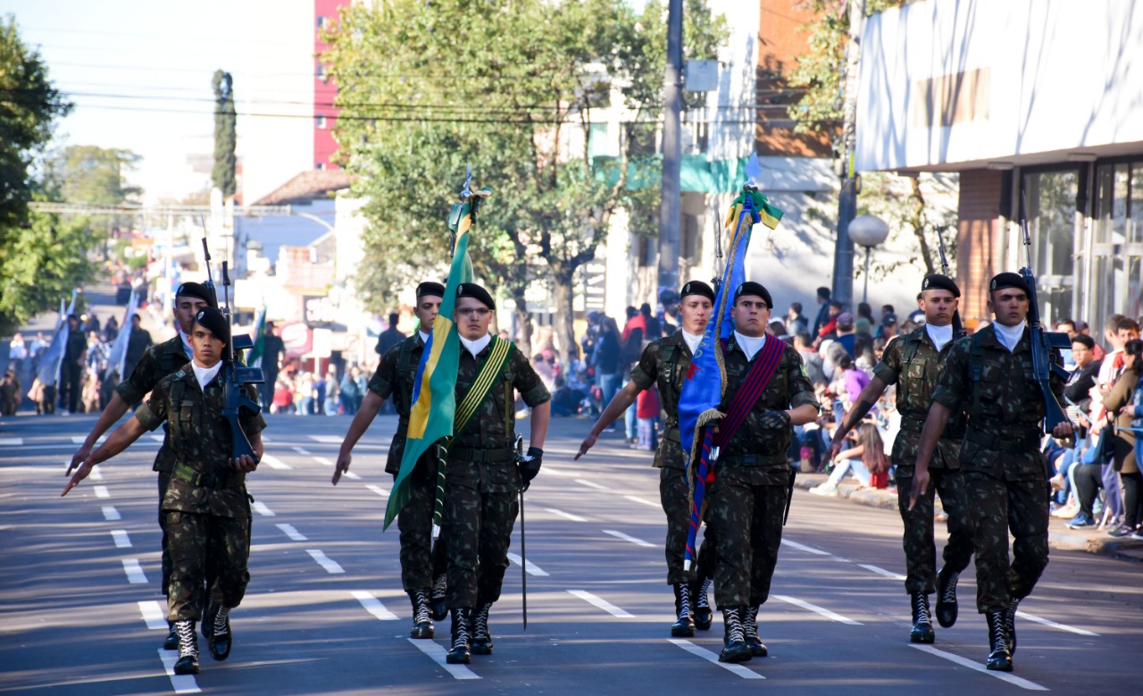Desfile de 07 de Setembro reúne santo-angelenses para homenagear a Pátria