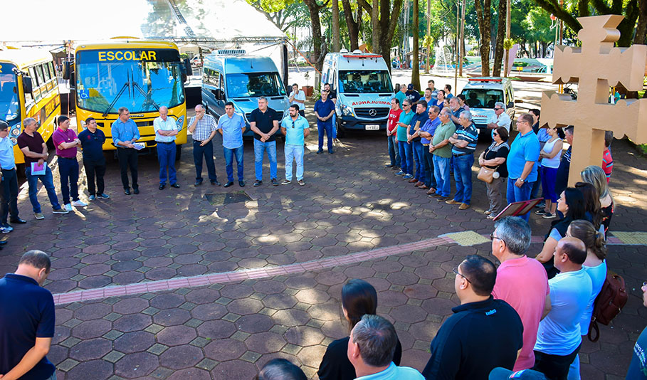 Legislativo participa de entrega de maquinários e veículos 