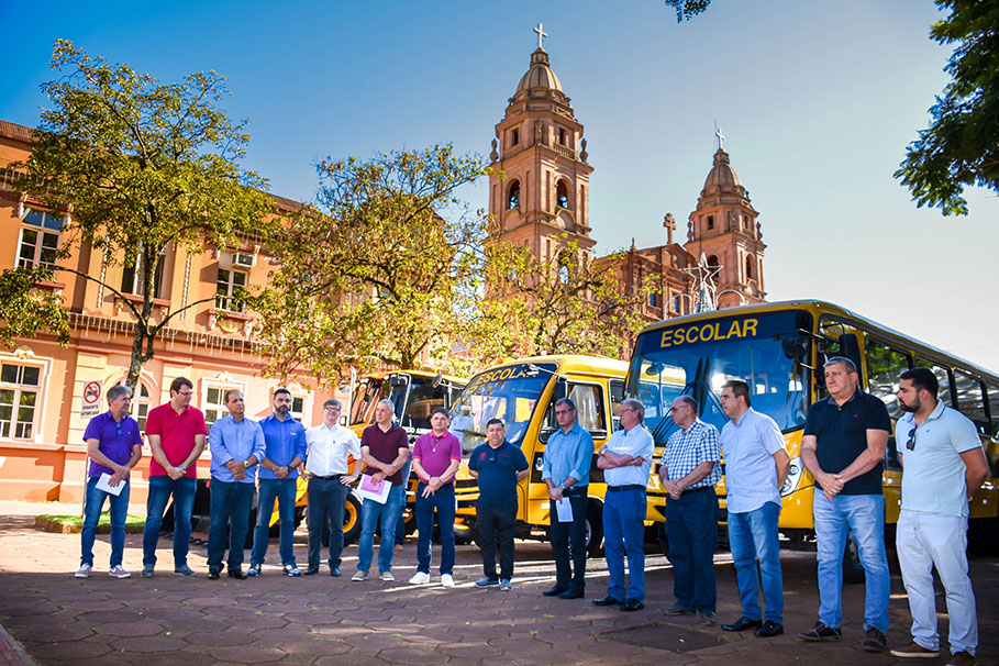 Legislativo participa de entrega de maquinários e veículos 