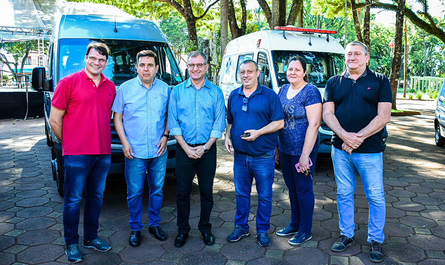 Legislativo participa de entrega de maquinários e veículos 