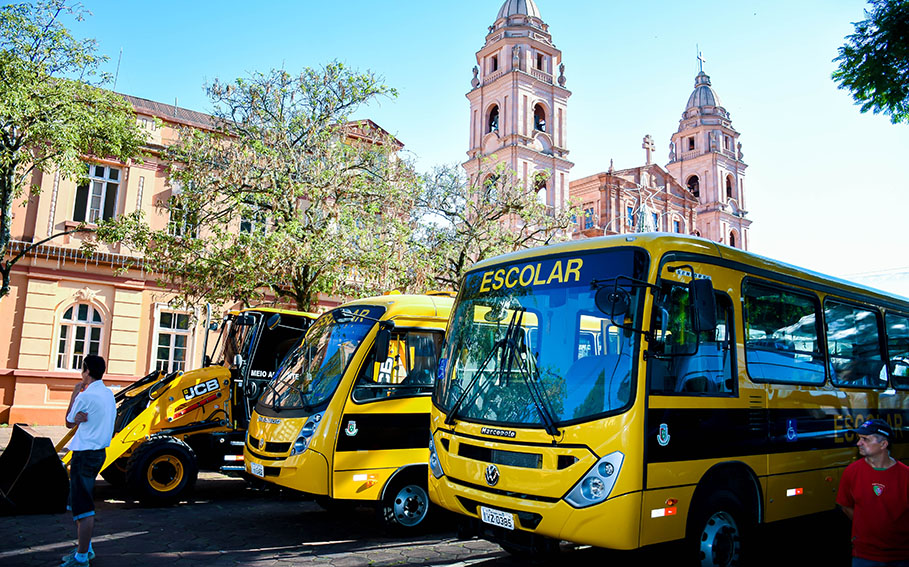 Legislativo participa de entrega de maquinários e veículos 