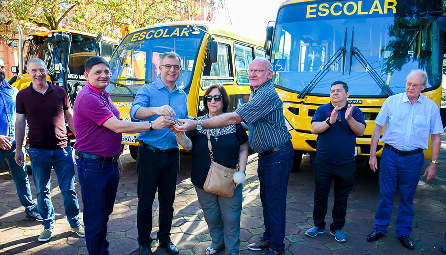 Legislativo participa de entrega de maquinários e veículos 
