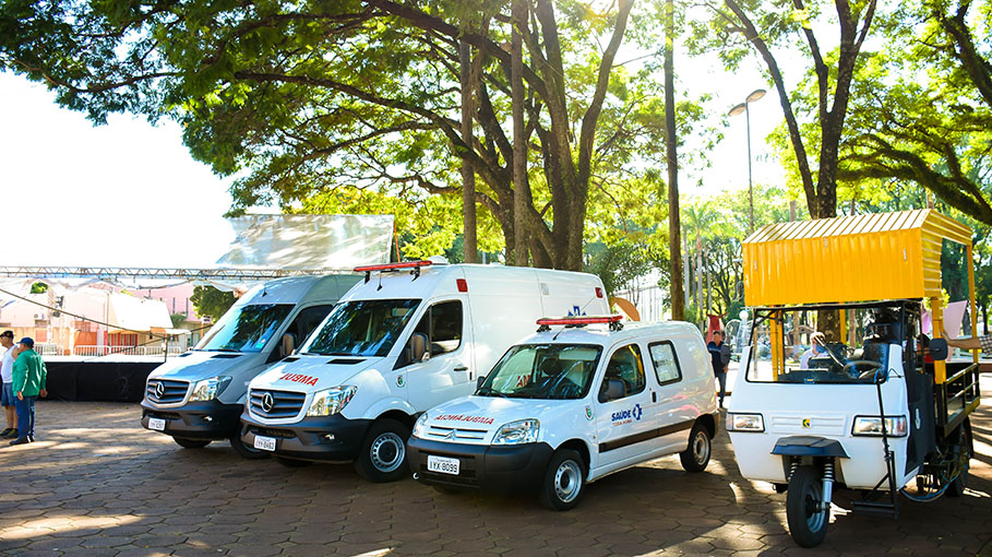 Legislativo participa de entrega de maquinários e veículos 