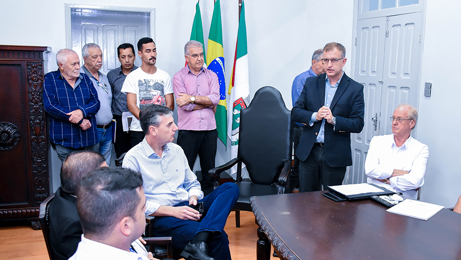 Legislativo participa de assinatura de ordens de serviço para obras de modernização pública