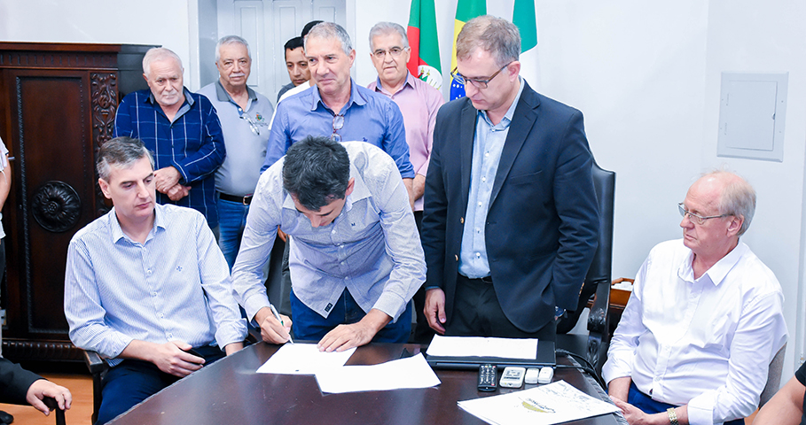 Legislativo participa de assinatura de ordens de serviço para obras de modernização pública