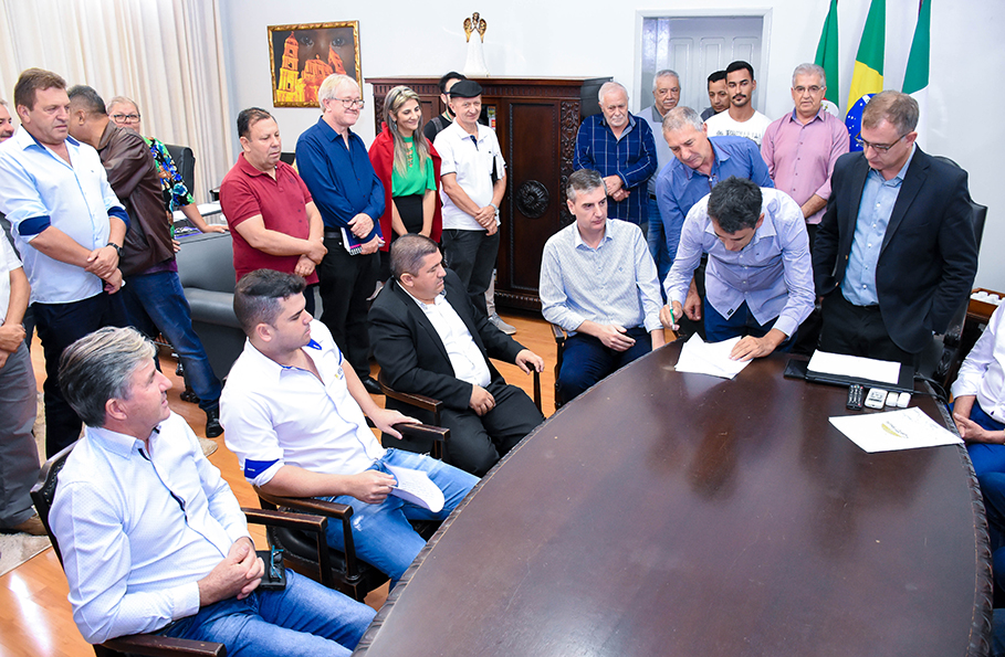 Legislativo participa de assinatura de ordens de serviço para obras de modernização pública