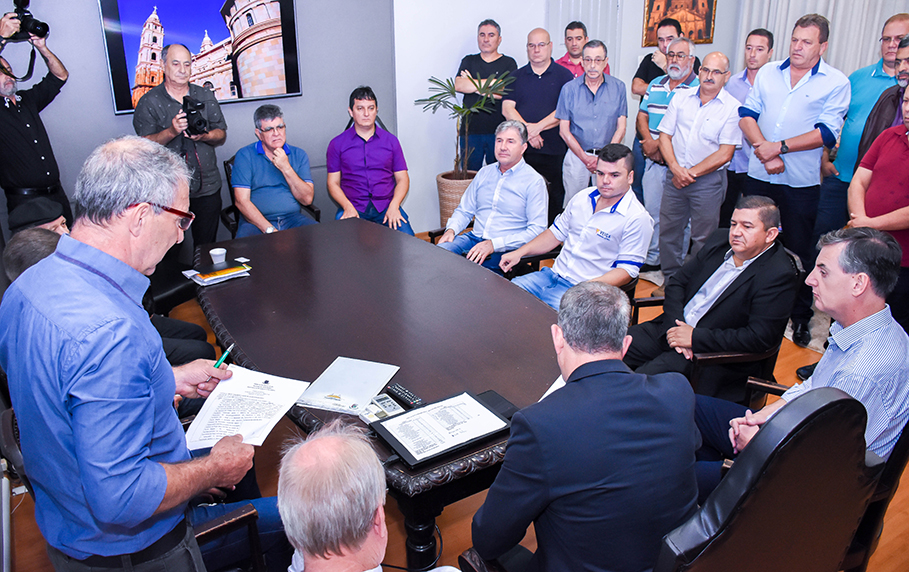 Legislativo participa de assinatura de ordens de serviço para obras de modernização pública