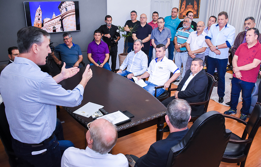 Legislativo participa de assinatura de ordens de serviço para obras de modernização pública