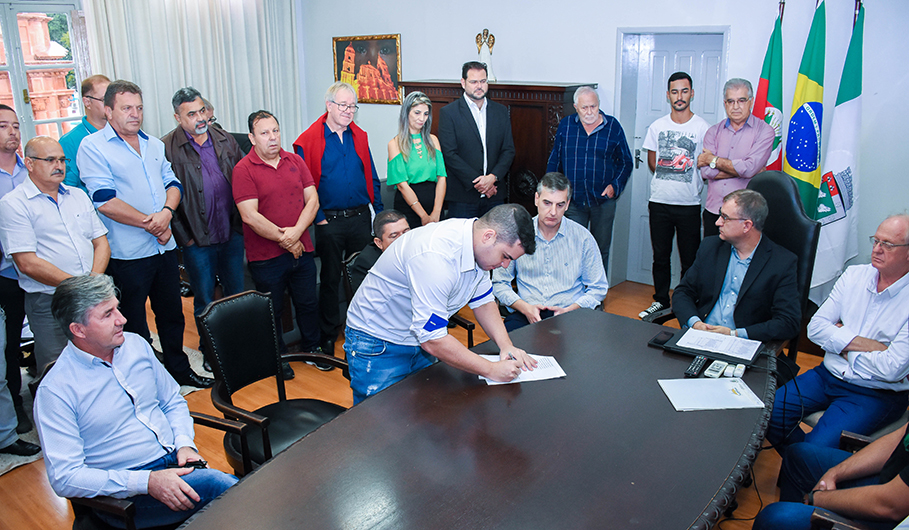 Legislativo participa de assinatura de ordens de serviço para obras de modernização pública