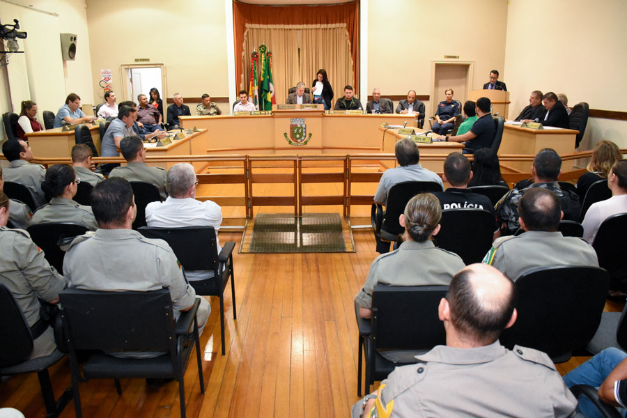 Polícia Civil e Brigada Militar recebem homenagem no Legislativo Municipal