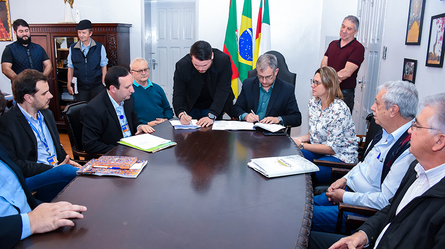 Legislativo presente em assinatura de convênio com a Caixa para iluminação pública