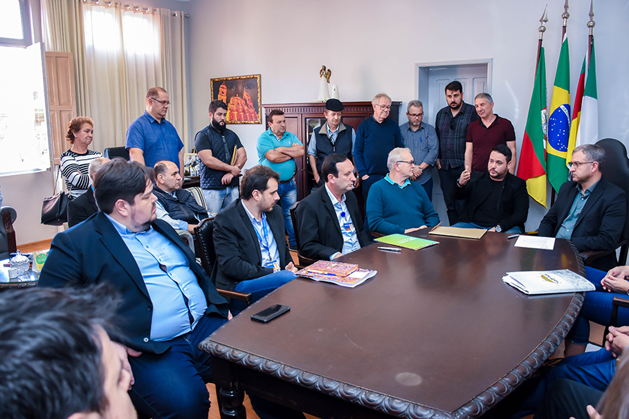 Legislativo presente em assinatura de convênio com a Caixa para iluminação pública
