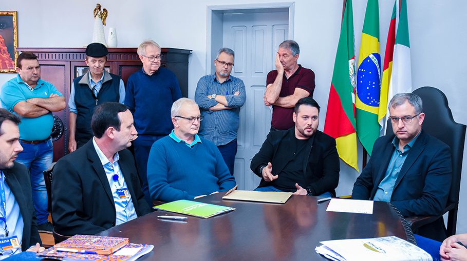 Legislativo presente em assinatura de convênio com a Caixa para iluminação pública