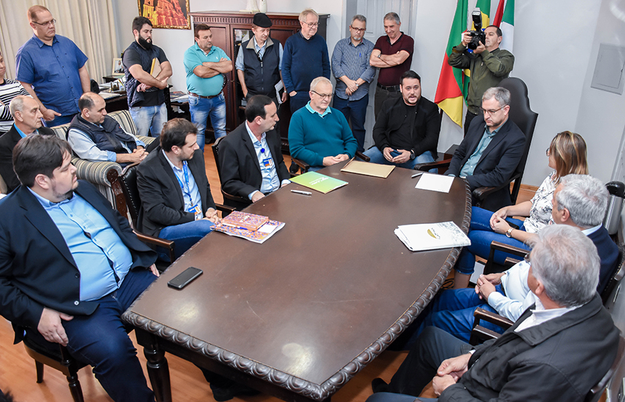 Legislativo presente em assinatura de convênio com a Caixa para iluminação pública