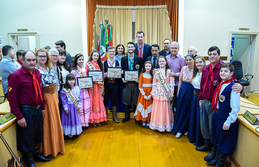 Prendas e Peões regionais são homenageados na Câmara de Vereadores de Santo Ângelo