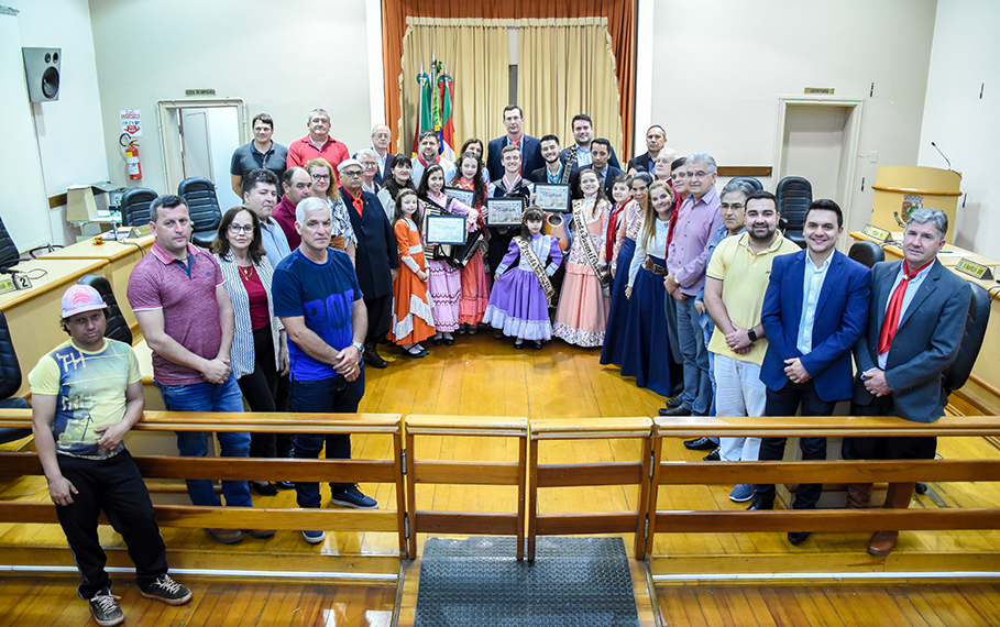 Prendas e Peões regionais são homenageados na Câmara de Vereadores de Santo Ângelo