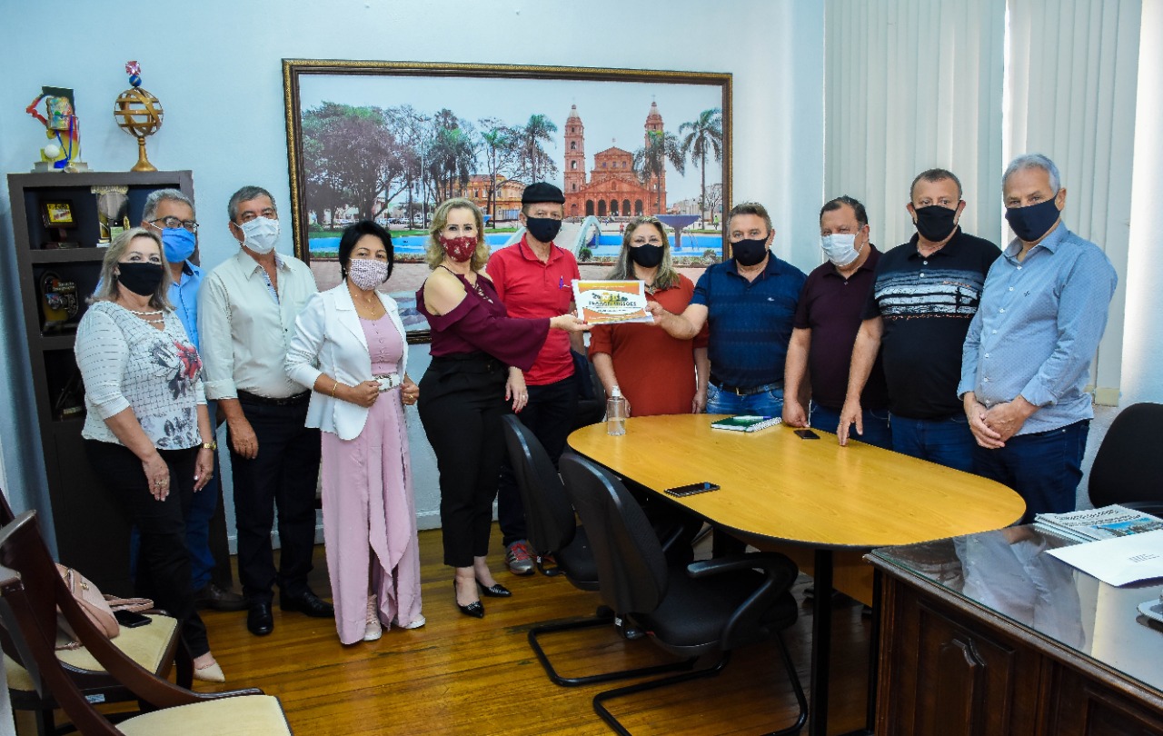 Deputada estadual Patrícia Bazotti Alba visita Câmara de Vereadores